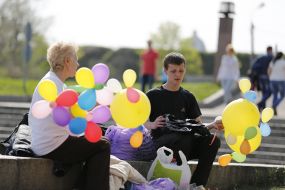 Женщина с мужчиной сидят с шариками