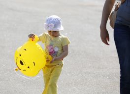 Девочка несет воздушный шар