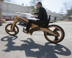 Молодой человек катается на велосипеде