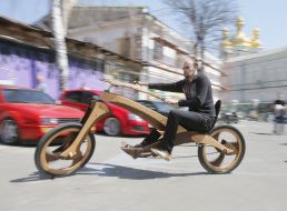 Молодой человек катается на велосипеде