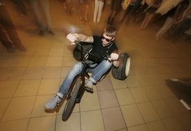 Молодой человек катается на велосипеде