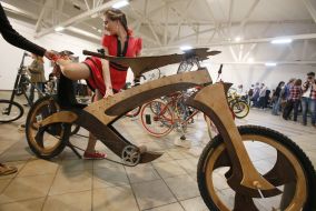 Девушка садится на велосипед