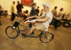 Молодой человек катается на велосипеде