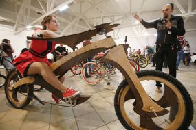 Девушка катается на велосипеде