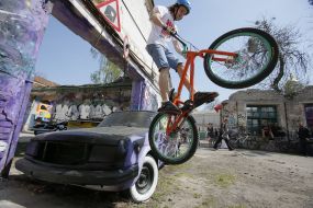 Молодой человек катается на велосипеде