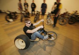 Молодой человек катается на велосипеде