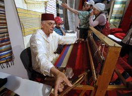 Weaver of handloom