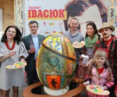 The participants of action draw pysankа