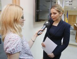 answers the questions of journalists