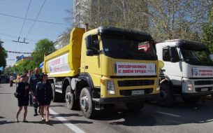 Плакаты на самосвалах