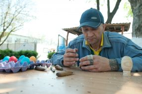 The convicts of Kamenskaya prison decorate Easter eggs