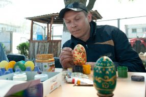 The convicts of Kamenskaya prison decorate Easter eggs