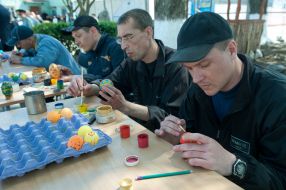 The convicts of Kamenskaya prison decorate Easter eggs