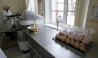 Baking Easter cakes