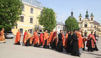 Priests carry the shroud of Christ