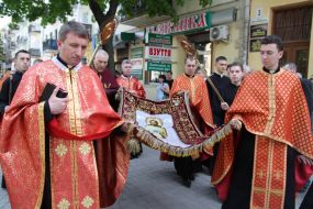 Priests carry the shroud of Christ
