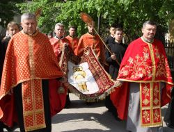 Priests carry the shroud of Christ