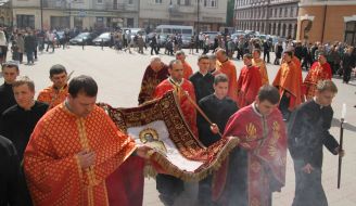 Priests carry the shroud of Christ