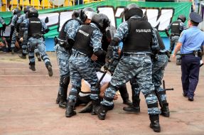 Soldiers of Special Forces "Berkut" retard fans of FC "Karpaty" (Lvov)