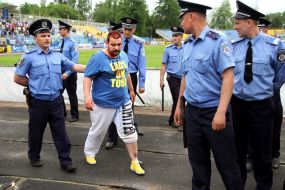 The police officers detained fan