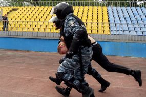 Soldiers of Special Forces "Berkut" retard fans of FC "Karpaty" (Lvov)