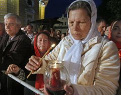 Believers are handed out to each other the Holy Fire