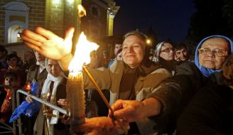 Believers are handed out to each other the Holy Fire