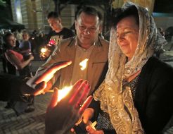 Believers are handed out to each other the Holy Fire