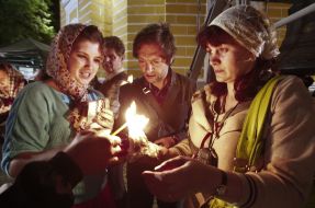 Believers are handed out to each other the Holy Fire