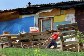 Мальчик ромской национальности (цыган) тянет тележку