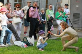 Actor gives the girl an apple