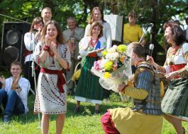 Man dressed as a knight declares his girlfriend