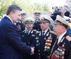 Viktor Yanukovych speaks with veterans