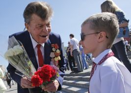 A boy talking with veteran