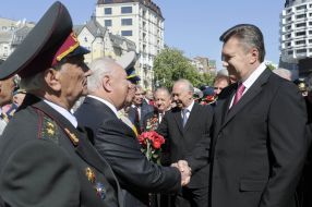 Vladimir Rybak and Viktor Yanukovich greets veterans