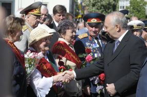 Vladimir Rybak greets veterans