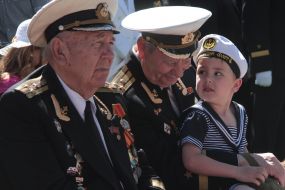 A veteran keeps boy on hands