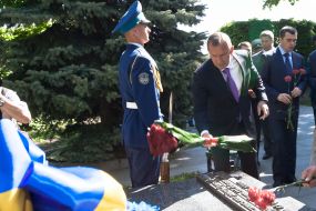 Andrey Kluev lays flowers