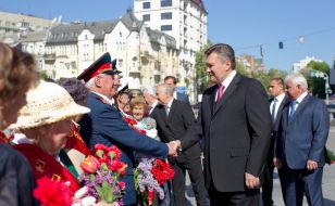 Vladimir Rybak and Viktor Yanukovich greets veterans