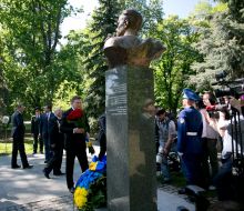 Viktor Yanukovych lays flowers