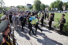Участники церемонии возложения цветов