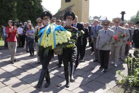 Участники церемонии возложения цветов