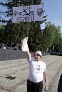 Мужчина держит плакат