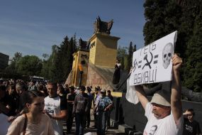 Мужчина держит плакат