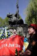 Участница церемонии возложения цветов