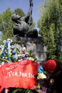 Участница церемонии возложения цветов