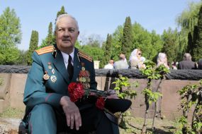 Ветеран с цветами