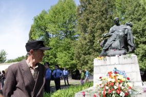 Участник церемонии возложения цветов