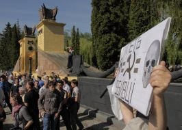 Мужчина держит плакат