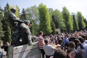 Участники церемонии возложения цветов